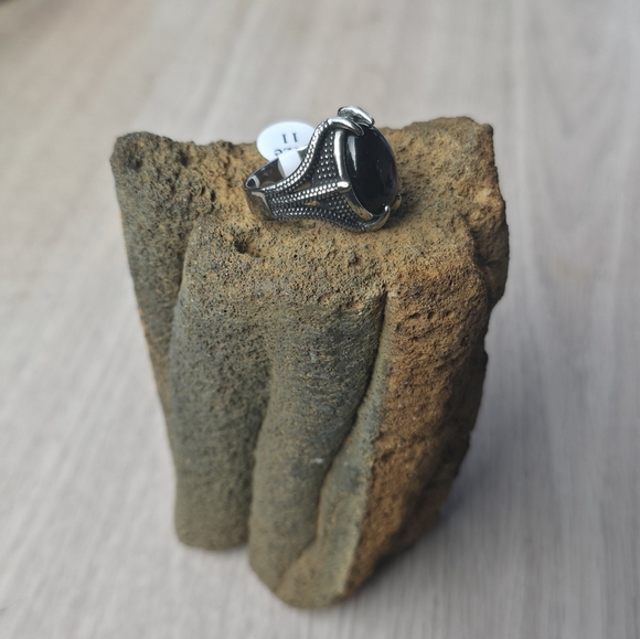 New Stainless Steel Men's Ring With Black Stone Size 11 - Picture 7 of 7